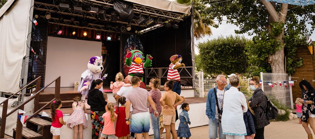 Mascottes sur scène au camping Les Sables du Midi